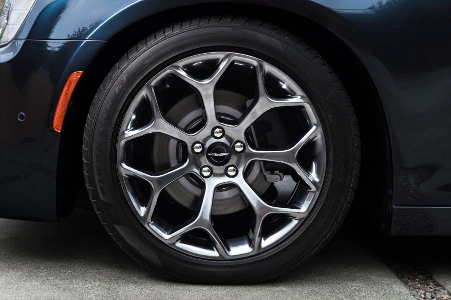  Chrysler 300C Platinum 2015 года  (фото 11 из 47)